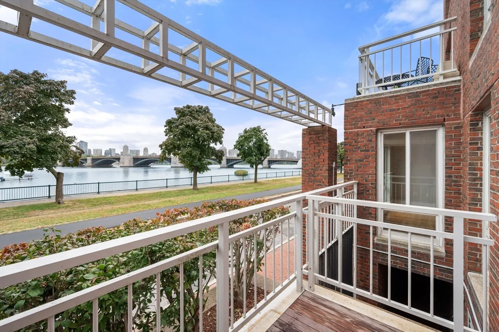 75-83 Cambridge Pkwa, Cambridgeport