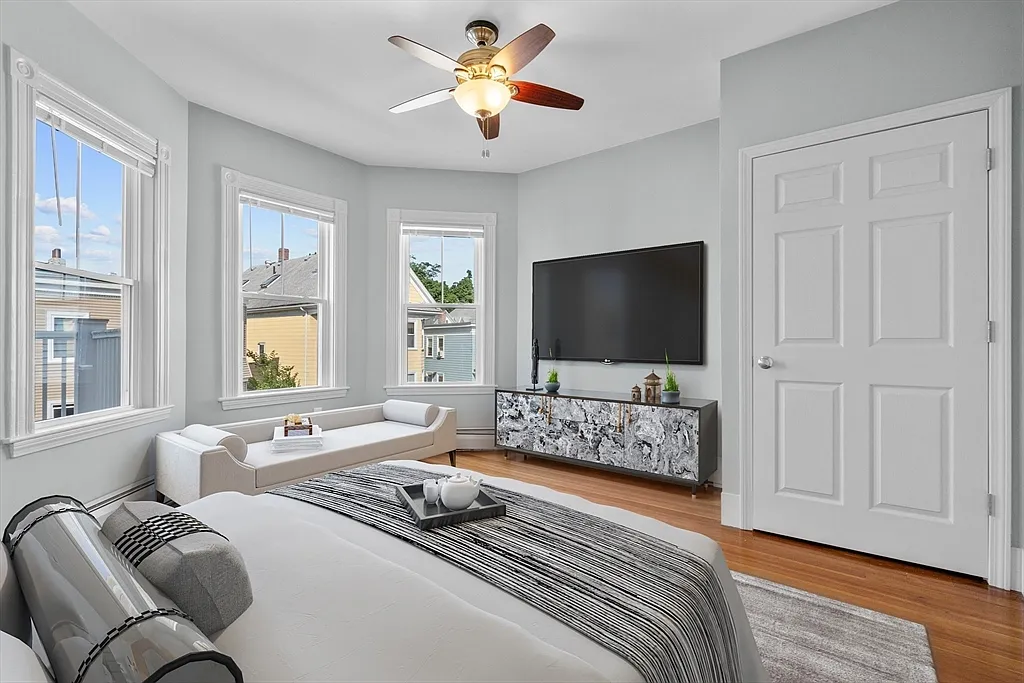 11 Woodlawn St, Jamaica Plain