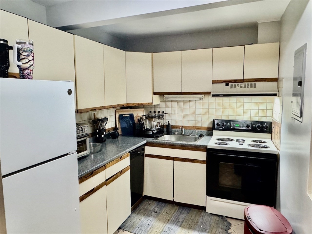 10 Linda Ln, Dorchester