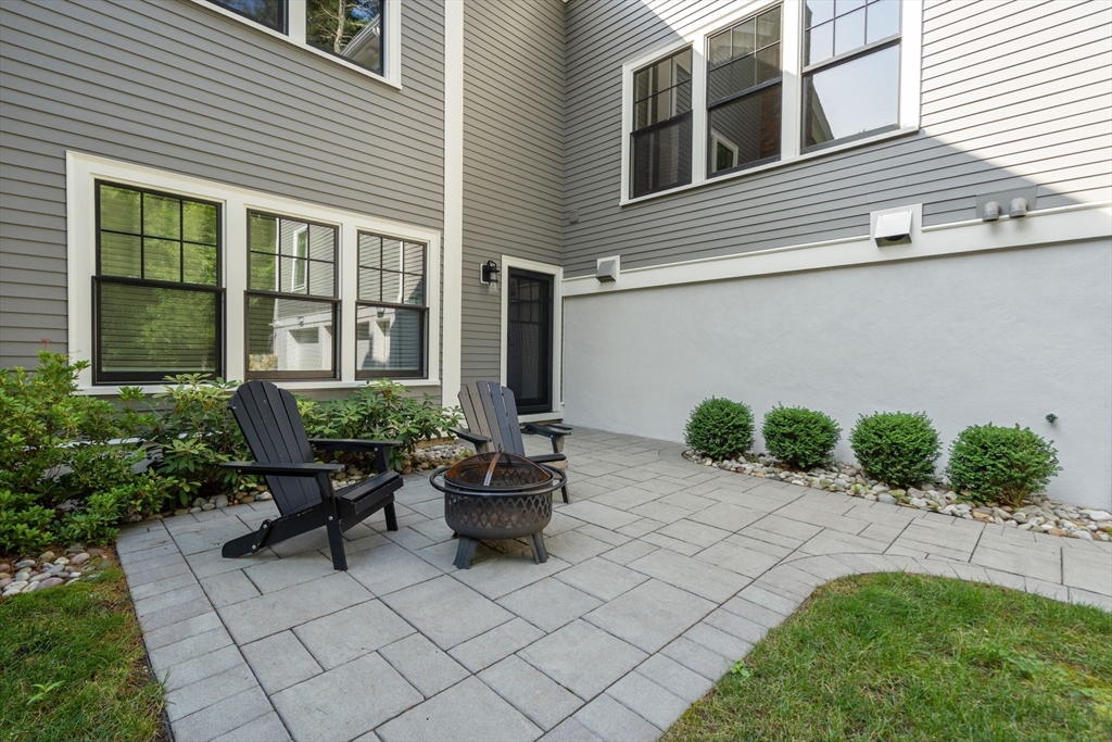 73 Chestnut St, Weston