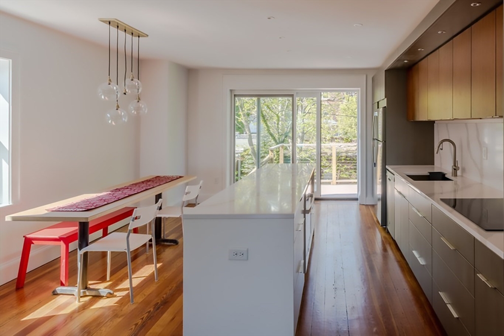 15 Colbourne Crescent, Brookline