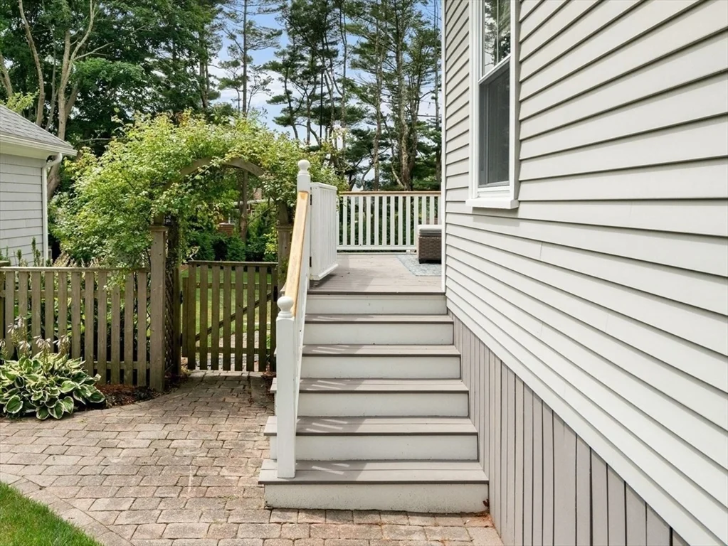 548 Elm St, Dartmouth