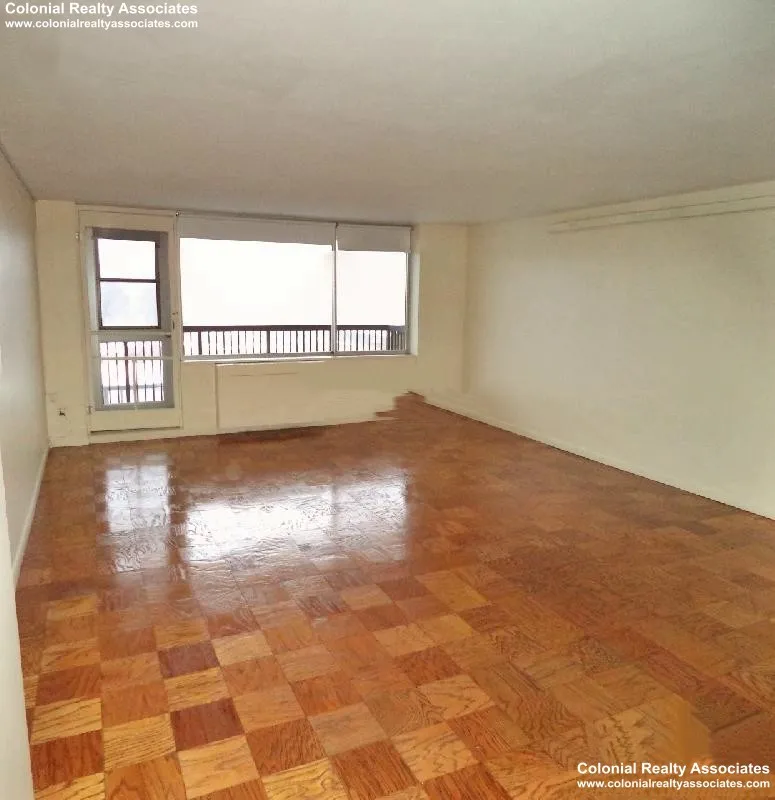 101 Monmouth St, Longwood