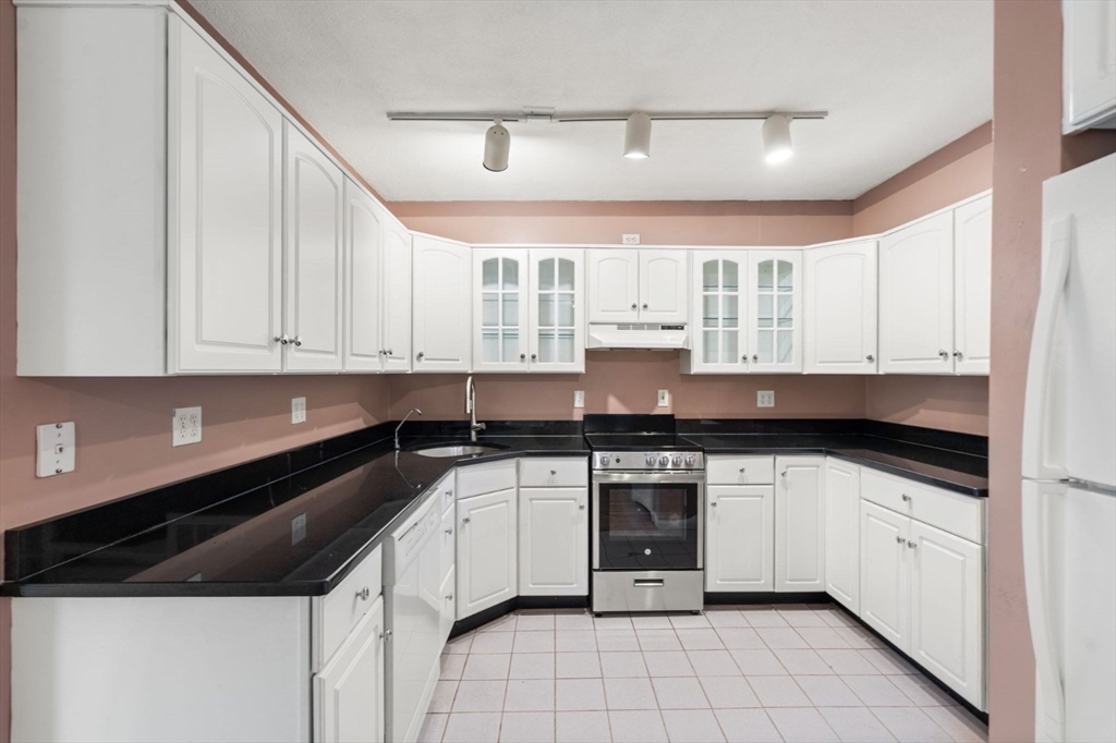 10 Hammond Pond Pkwa, Chestnut Hill