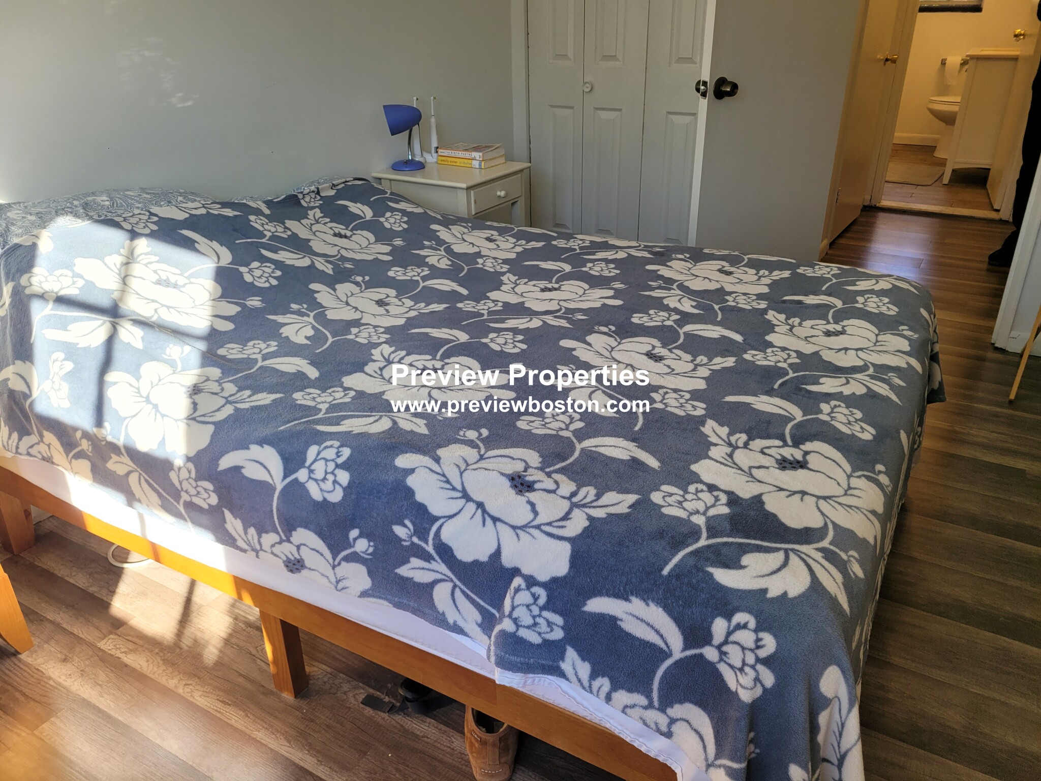 103 Lake Shore Rd, Oak Square