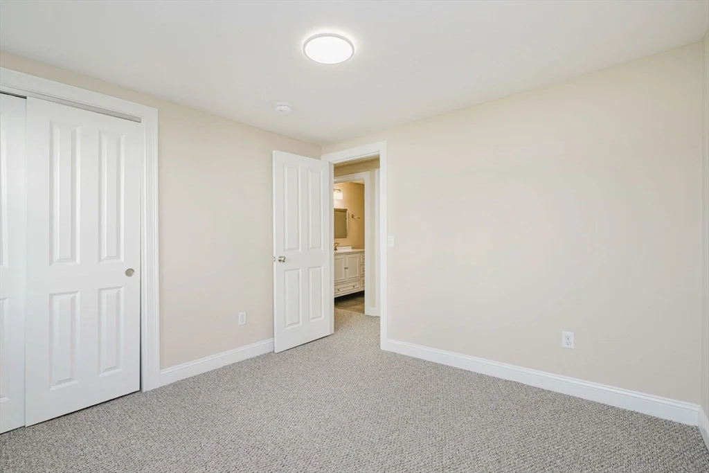 687 Washington St, Easton