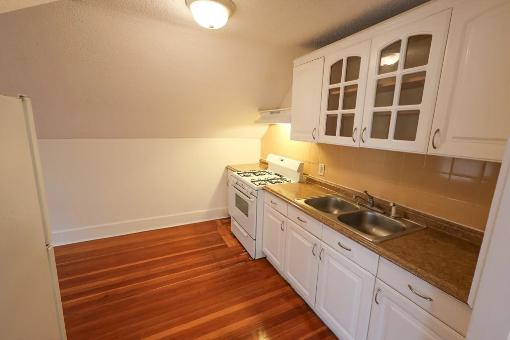 498 Whipple St, Fall River