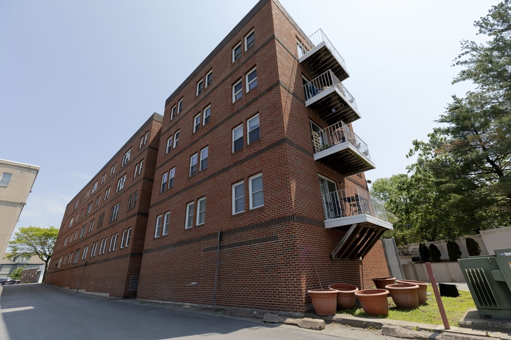 2456 Massachusetts Ave, North Cambridge