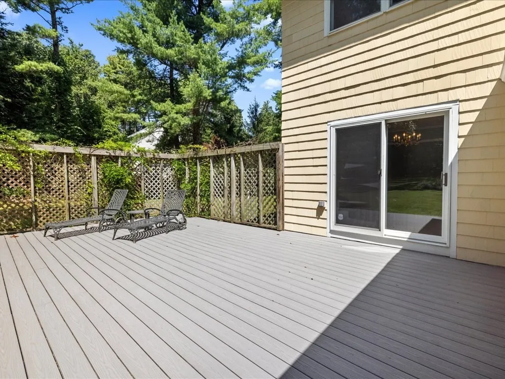 15 Woodridge Rd, Dover