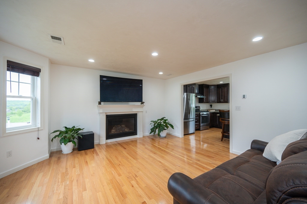 7 Willow Brook Ln, Blackstone