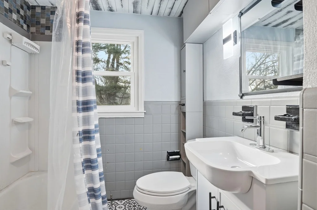 16 Liberty Dr, Shrewsbury