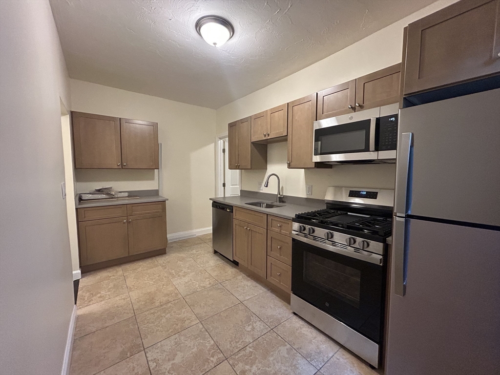 435 Walnut Ave, Roxbury