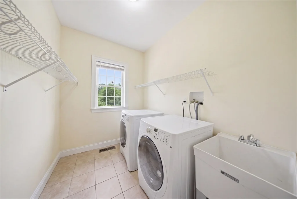 2 Williamsburg Way, Medway