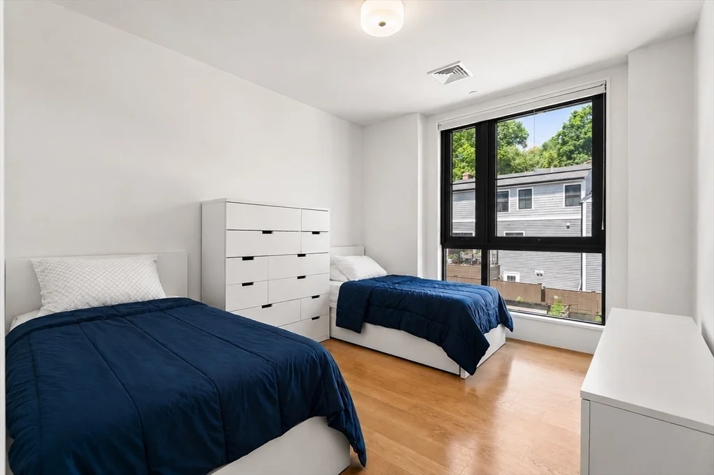 100 Linden St, Wellesley