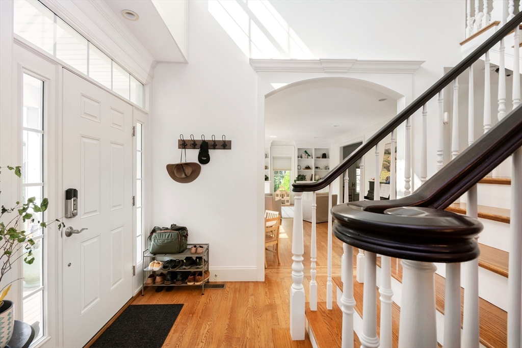 14 Brattle Ln, Arlington