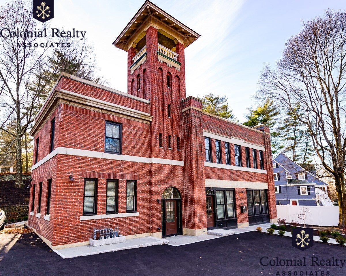 2044 Beacon St, Waban