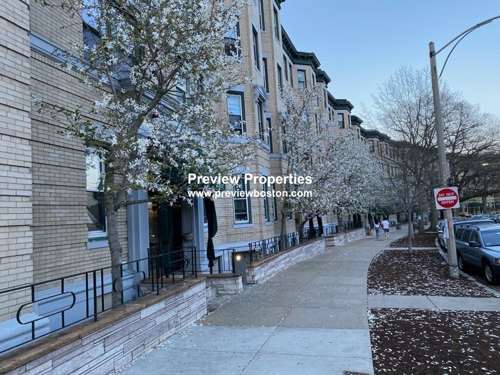 1427 Commonwealth Ave, Brighton