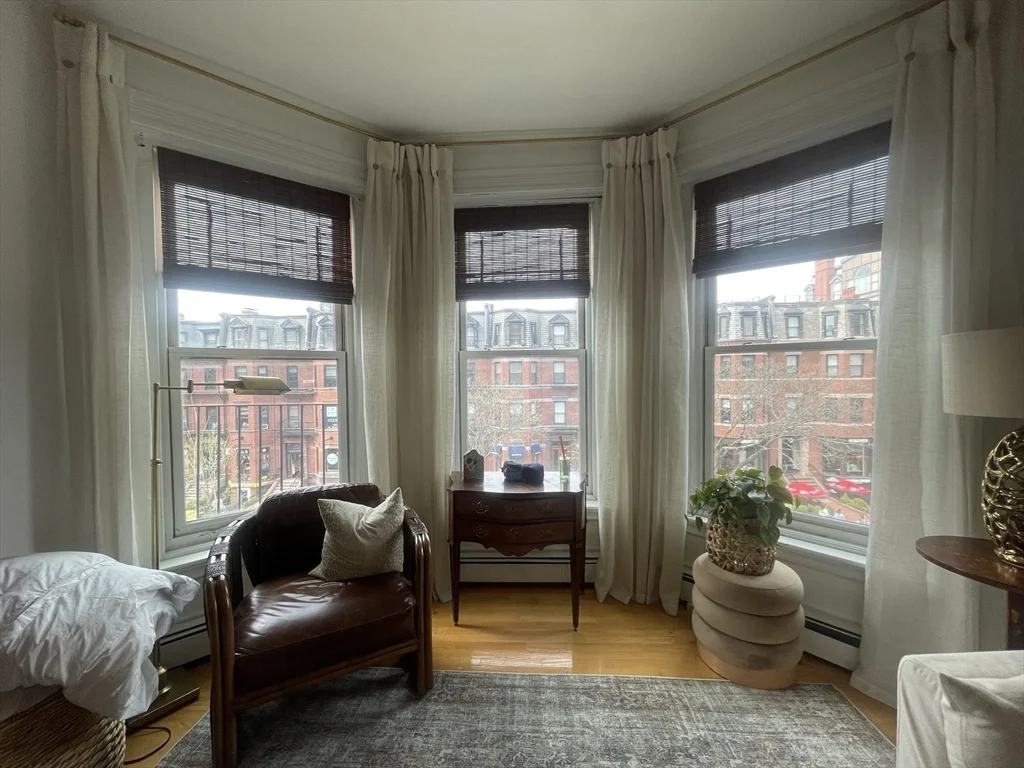 218 Newbury St, Back Bay