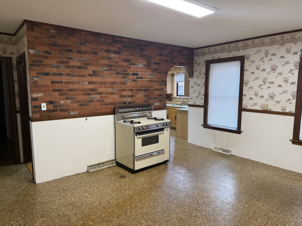 195 Millbury St, Worcester