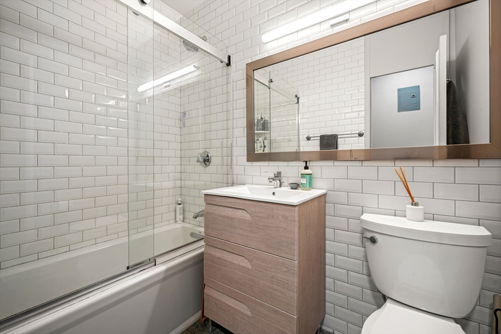 85 E India Row, Waterfront