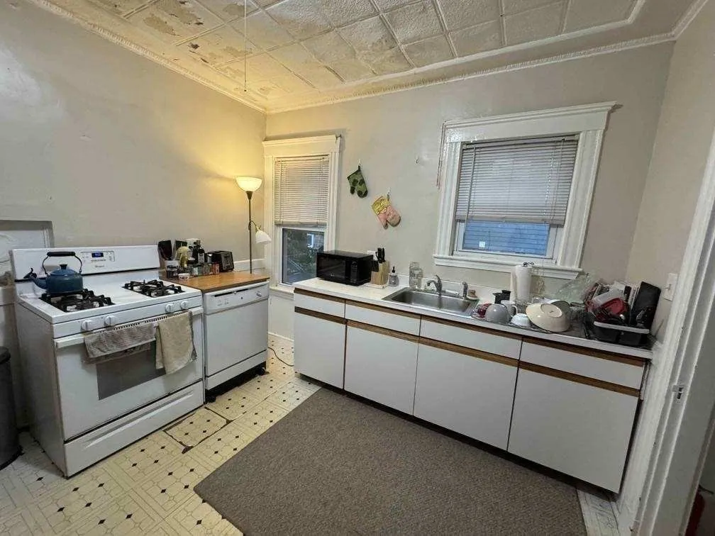 28 Sunset Rd, West Somerville