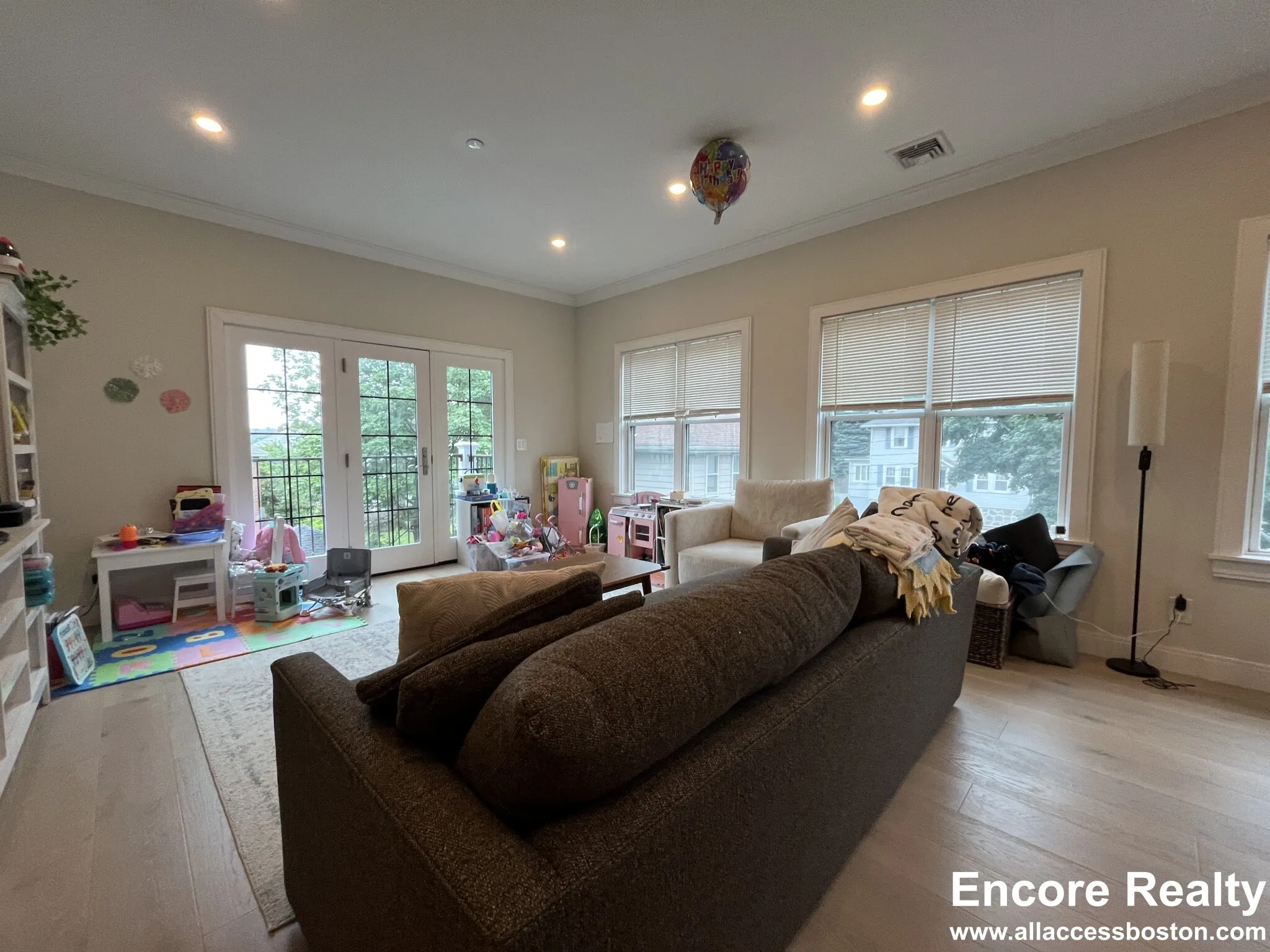 32 Cummins Highway, Roslindale