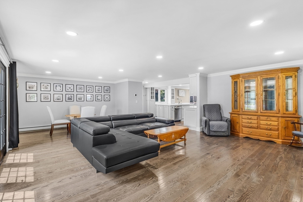 4 Oakridge Ave, Natick