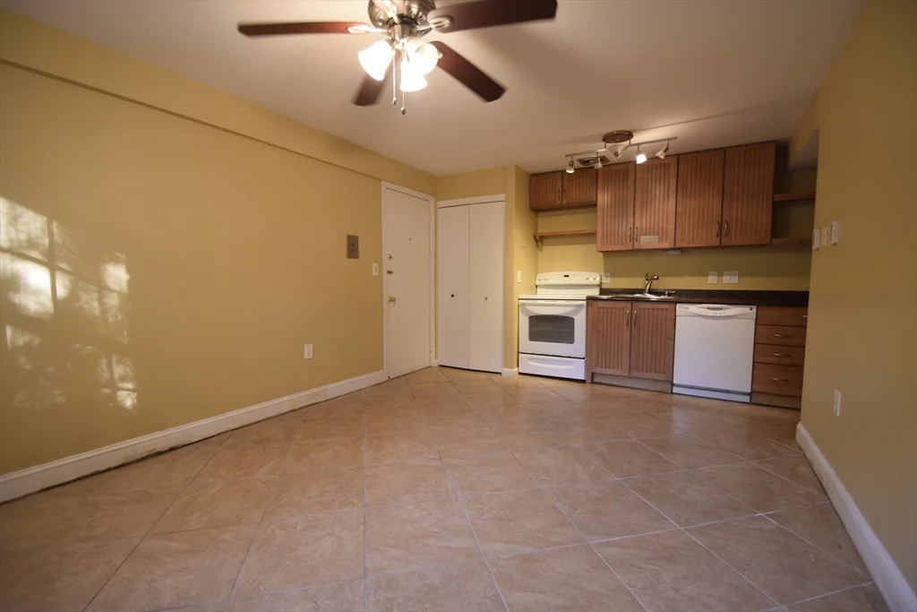 1 Colonial Village Dr, Arlington