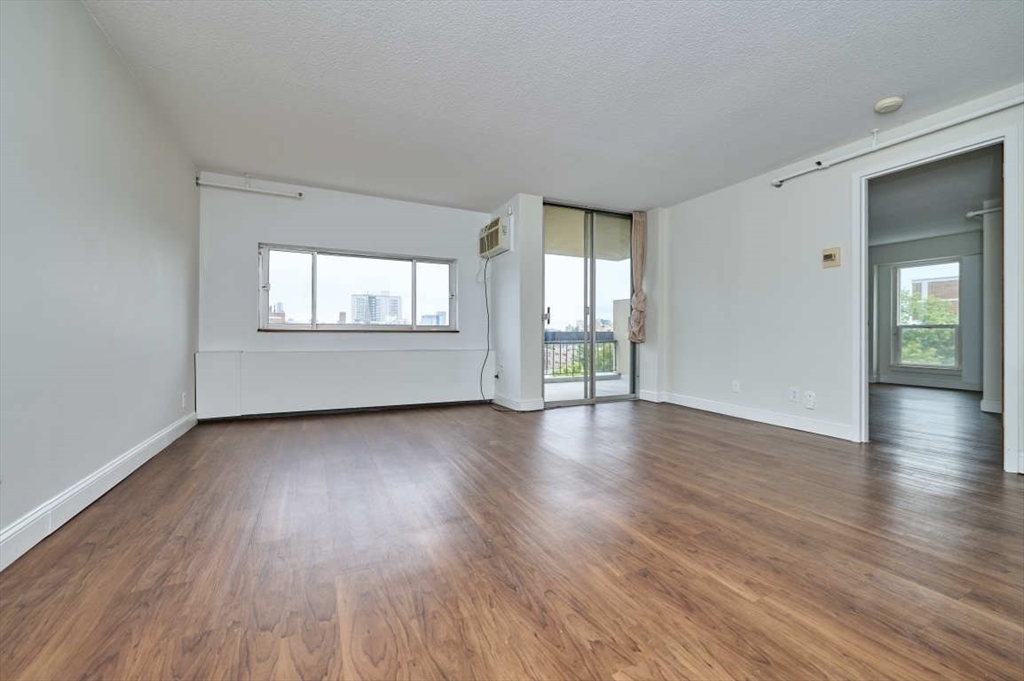 872 Massachusetts Ave, Riverside