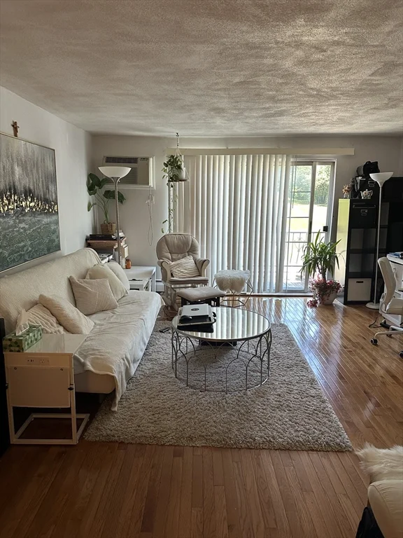 14 Williamsburg Ct, Shrewsbury