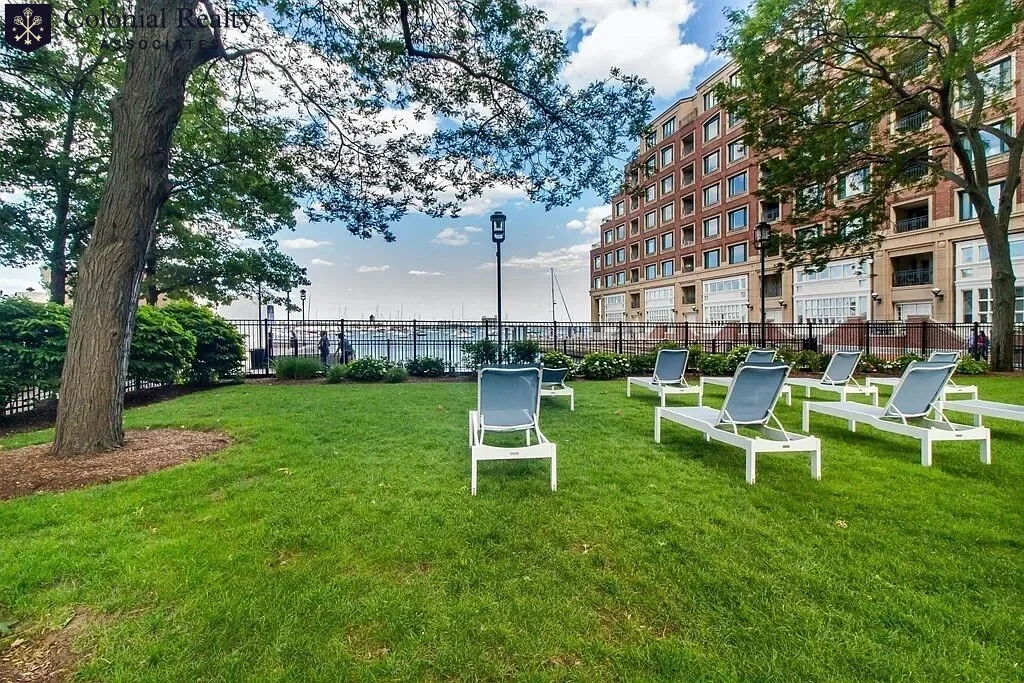 85 East India Row, Downtown