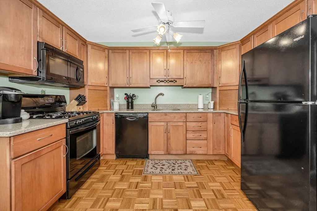 124 Tennis Plaza Rd, Dracut