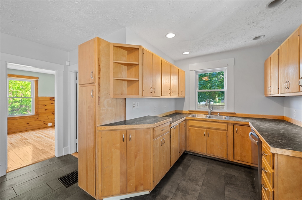 8 Beekman St, Fitchburg