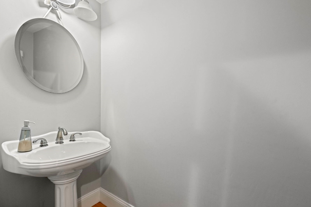 8 Mohawk St, South Boston