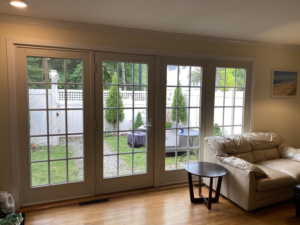 11 Oak St, Wellesley