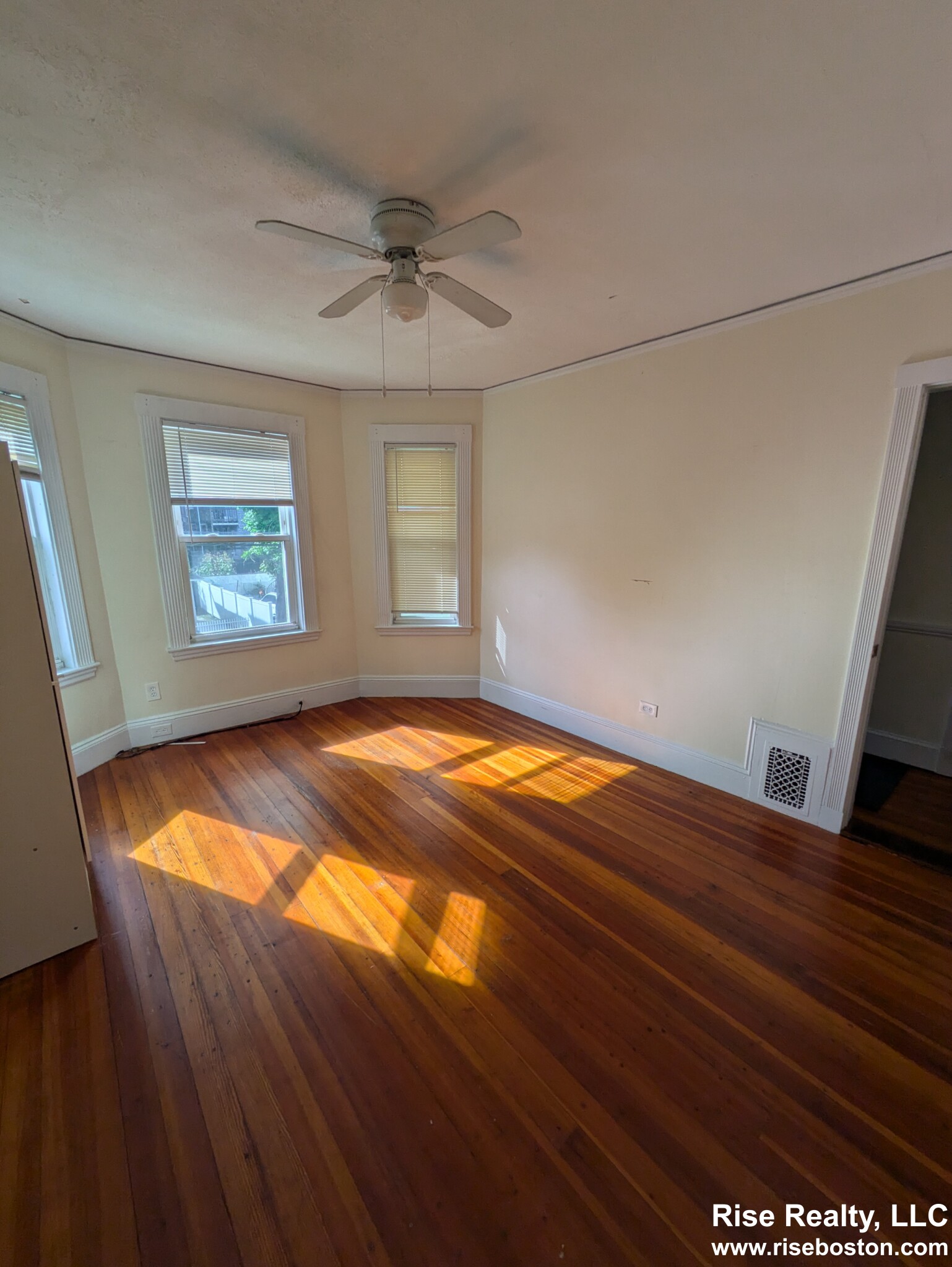 51 Montfern Ave, Oak Square