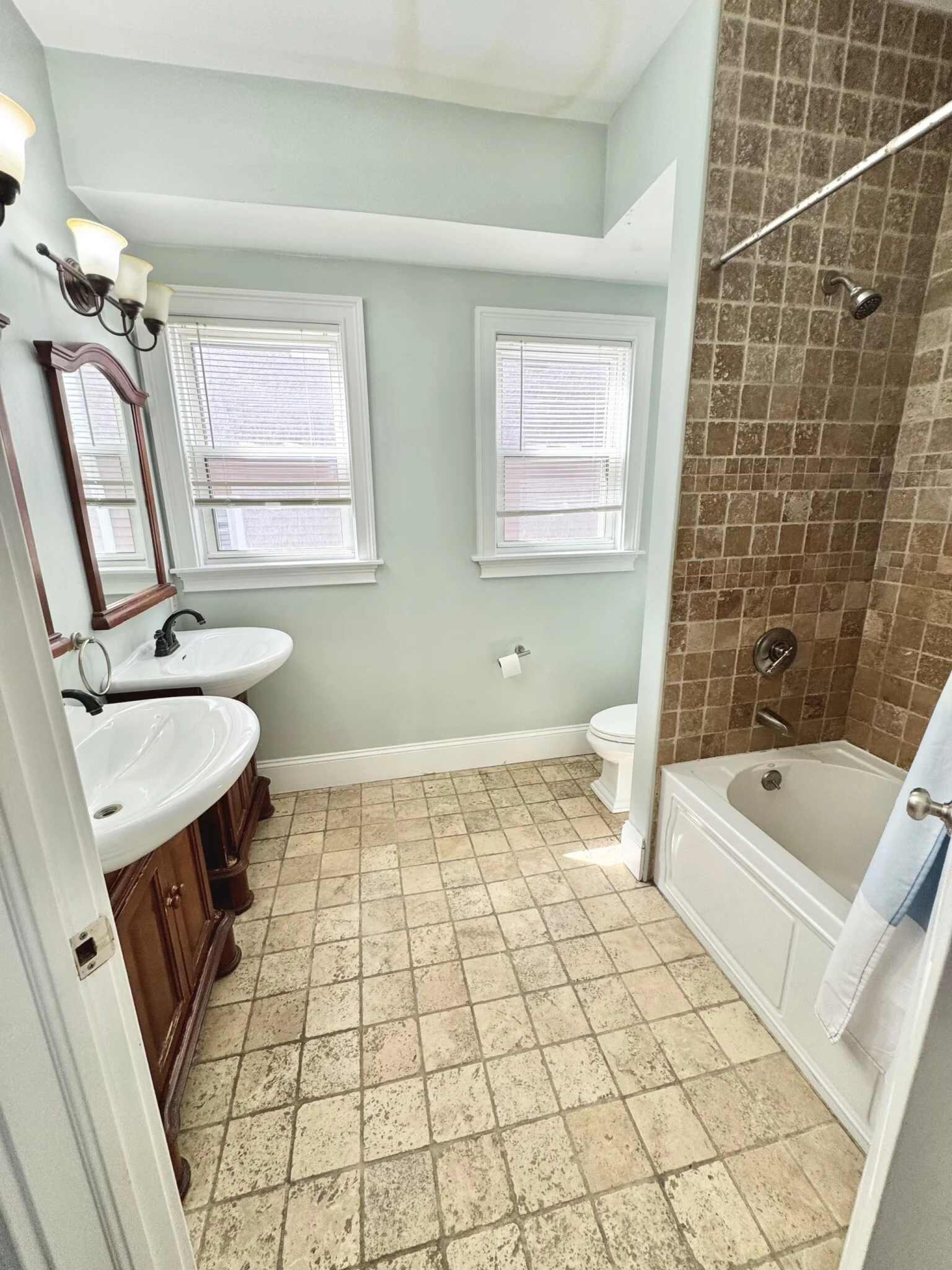 180 Hillside St, Mission Hill