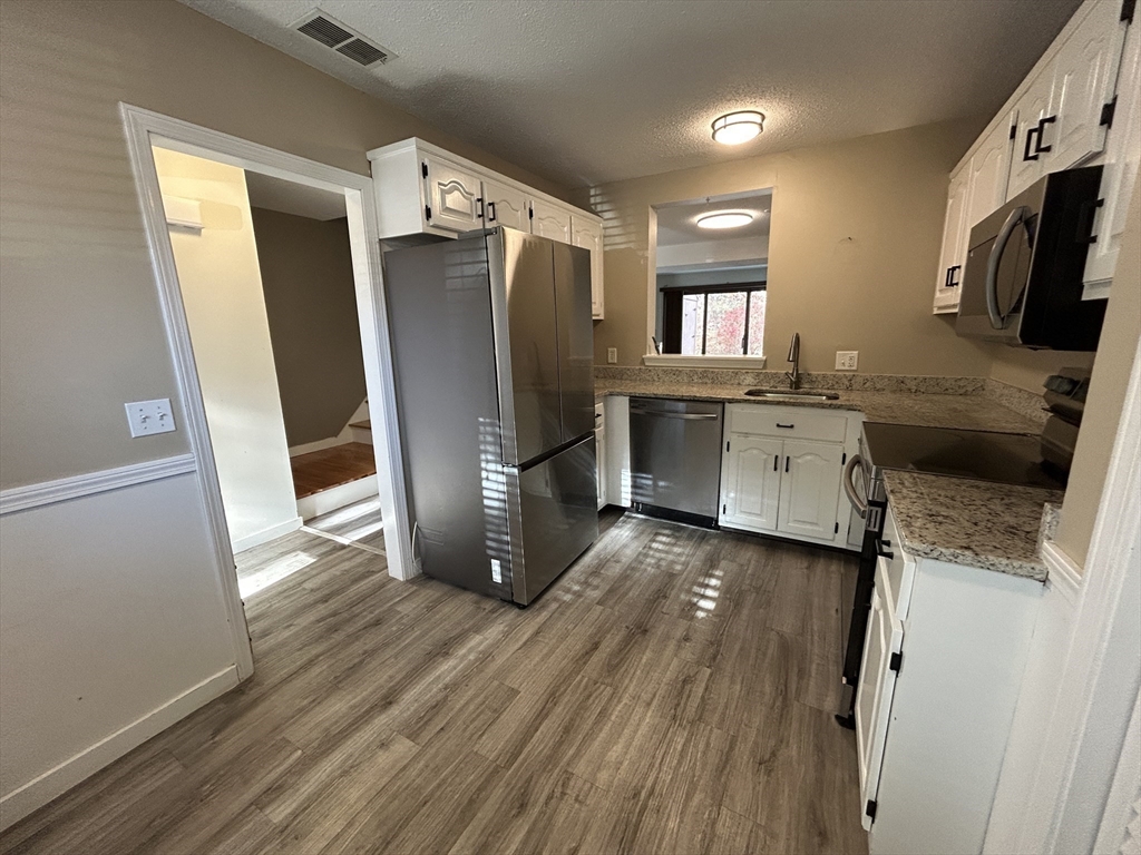 28 Apple Tree Hill Rd, Hopkinton