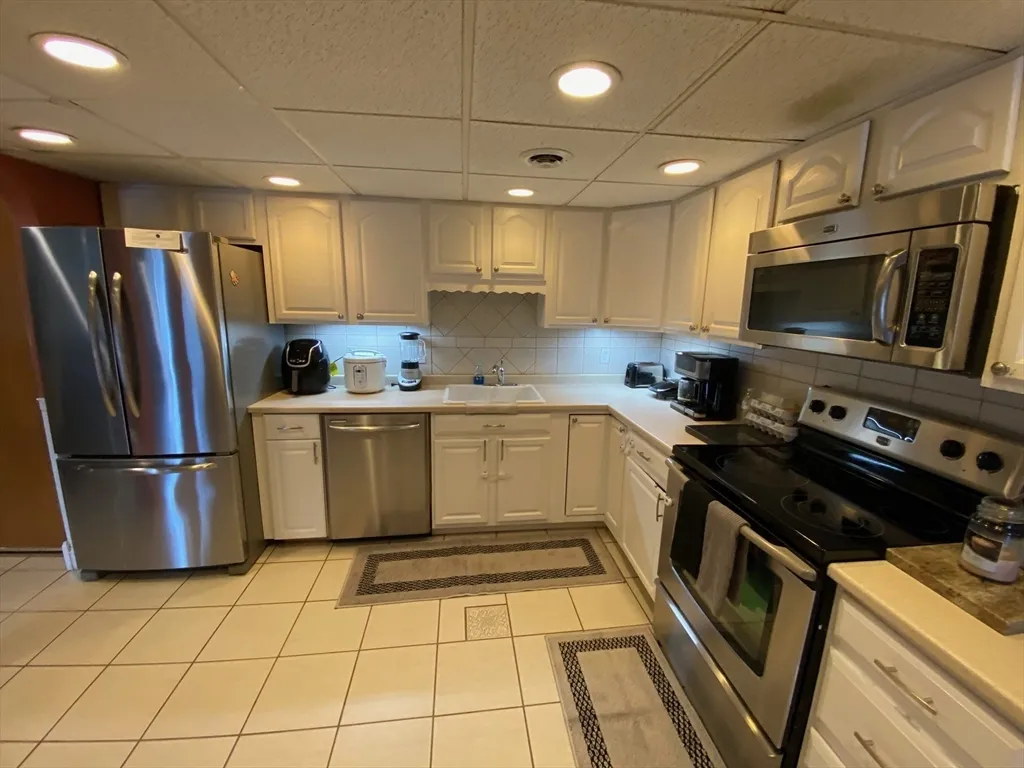 4 Shadowbrook Ln, Milford