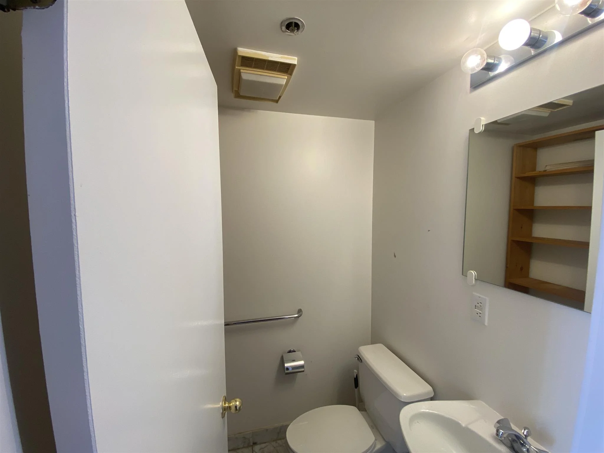 931 Massachusetts Ave, Mid-Cambridge