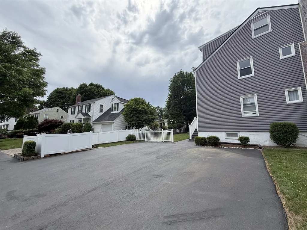 17 Hatfield Rd, West Newton