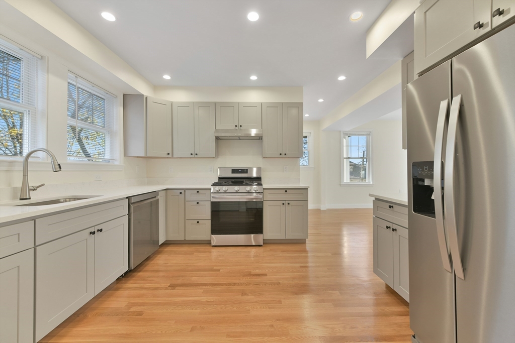 48 Manthorne Rd, Roxbury