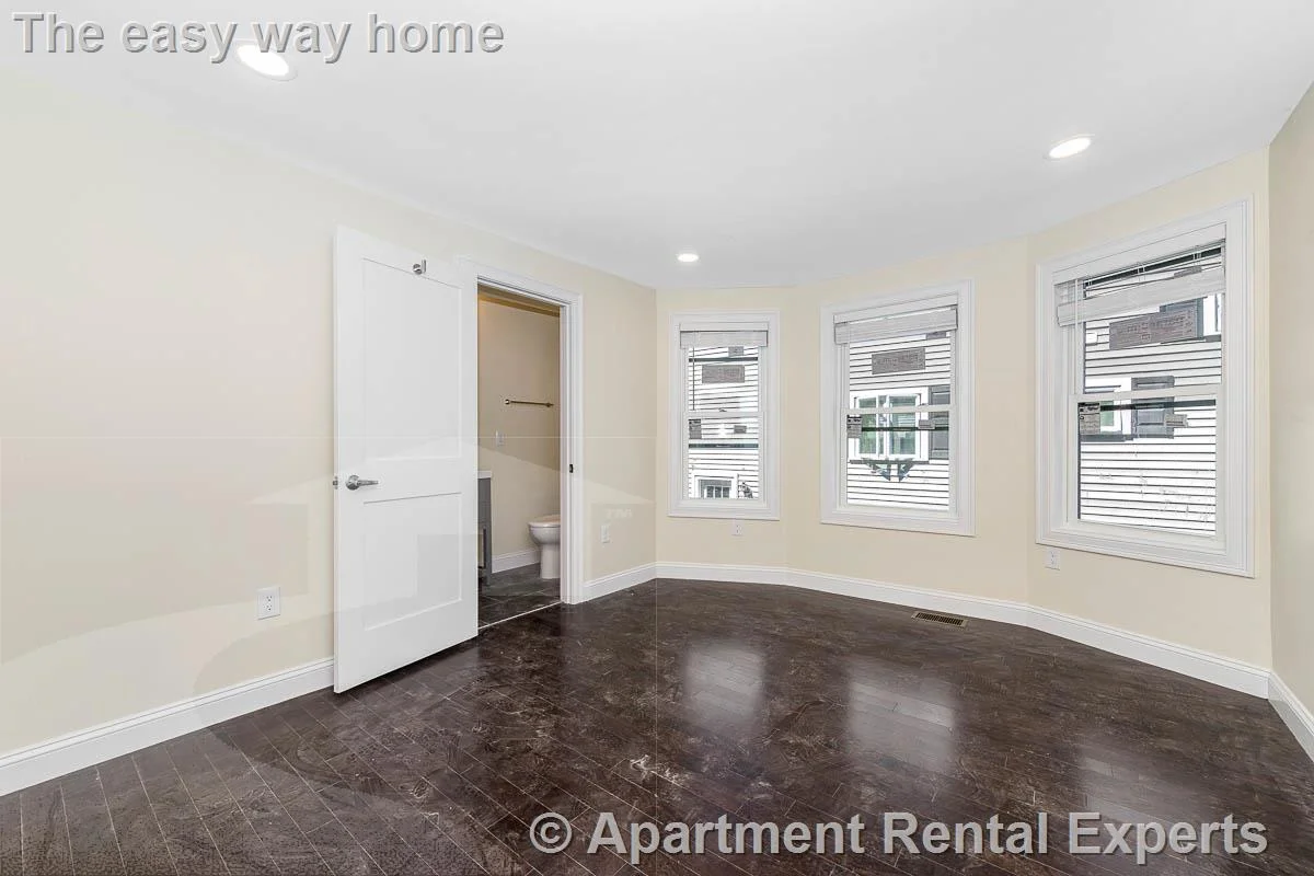 70-72 Stanley Ave, Tufts
