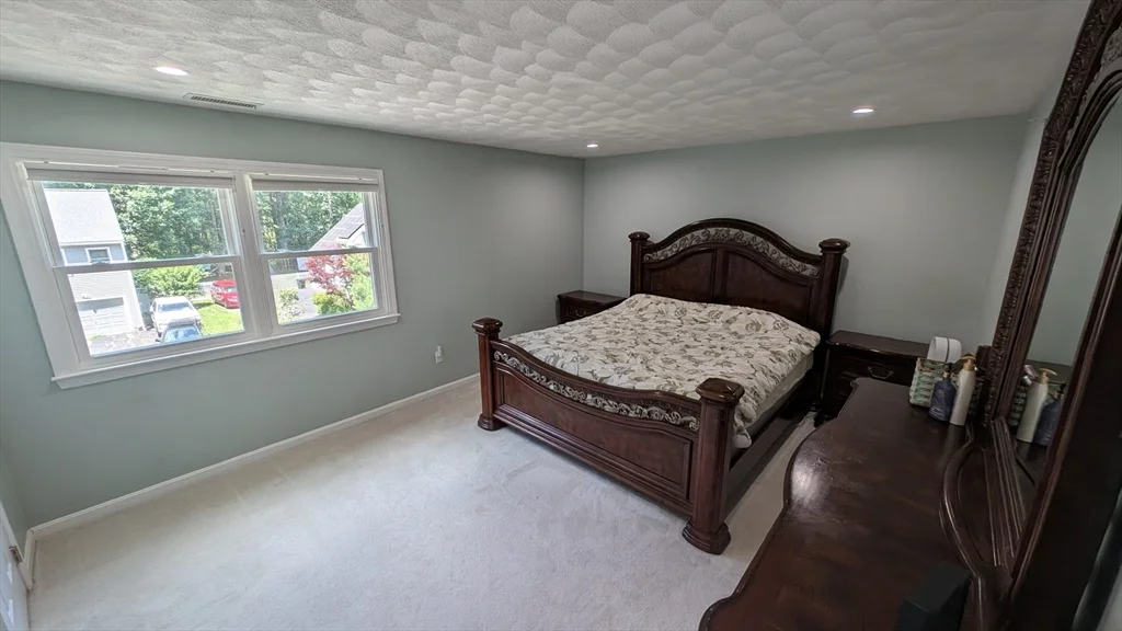 20 Winterberry Way, Bedford