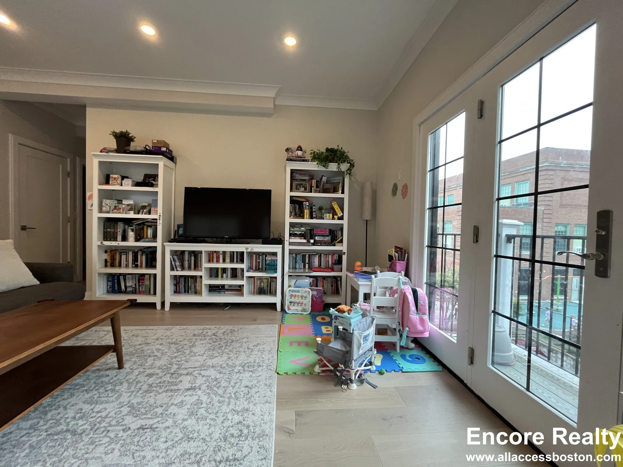 32 Cummins Highway, Roslindale