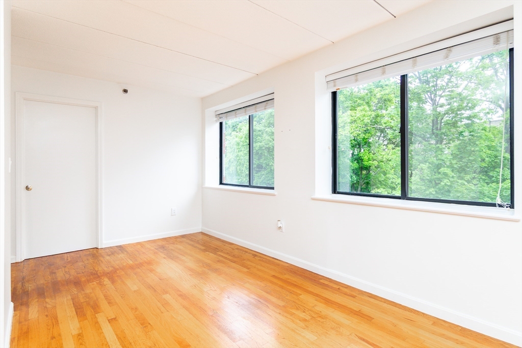 1933 Commonwealth Ave, Brighton