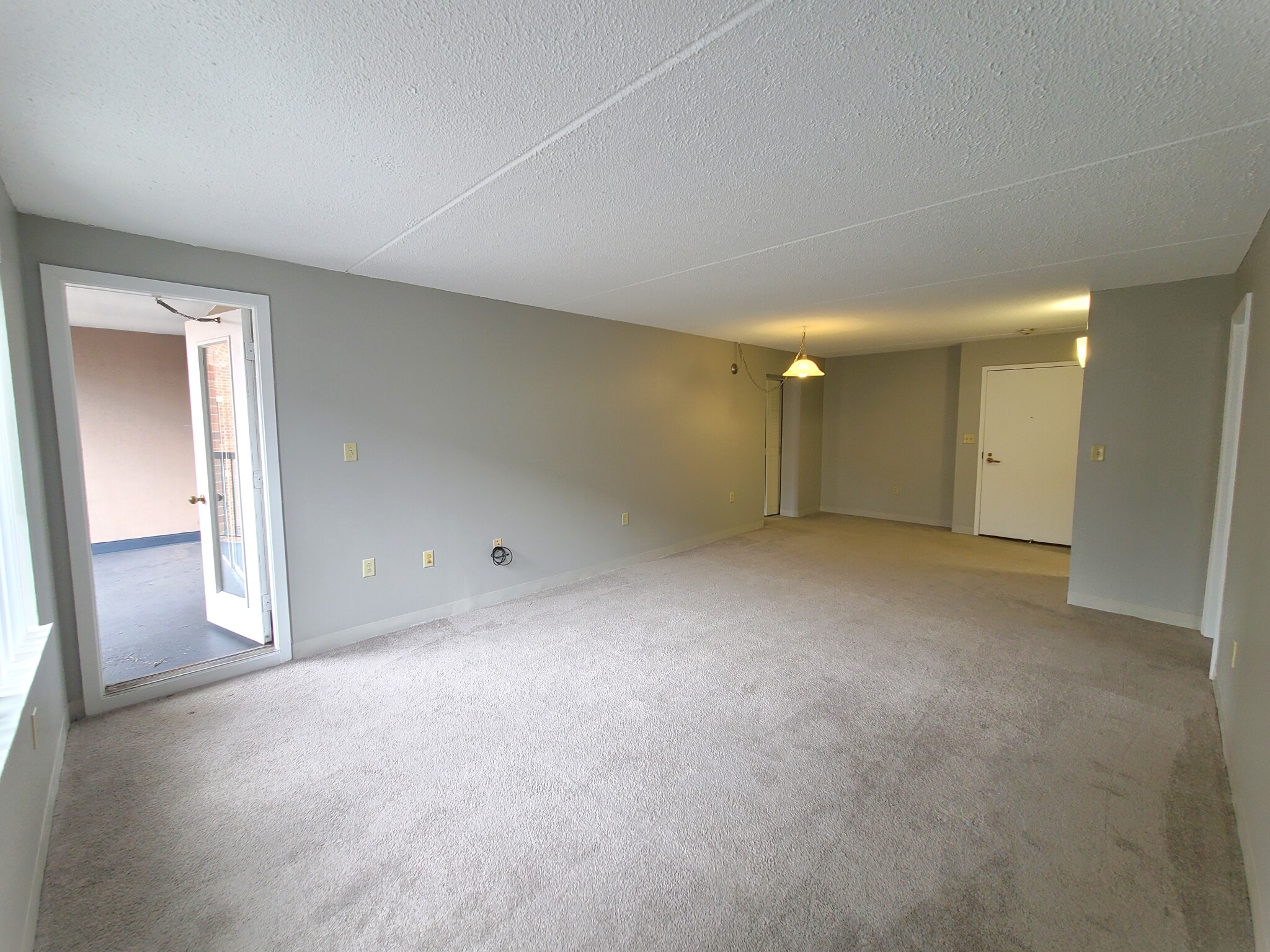 1 South Point Dr, Dorchester