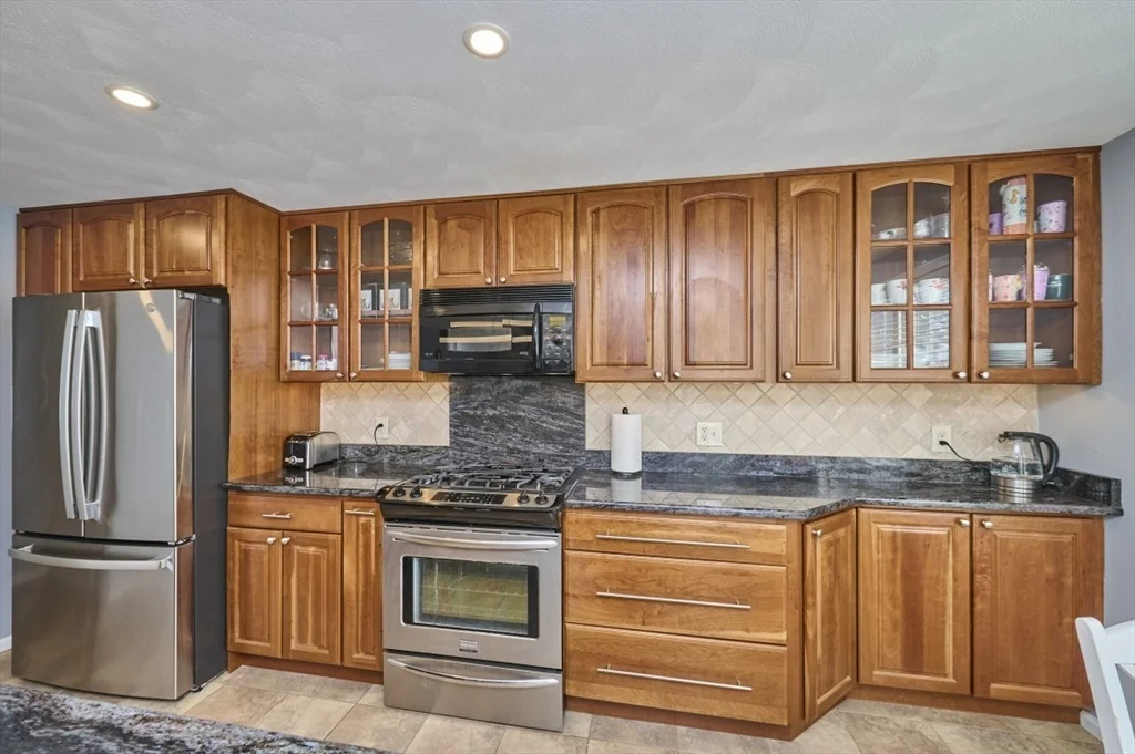 27 Cranberry Ln, Burlington