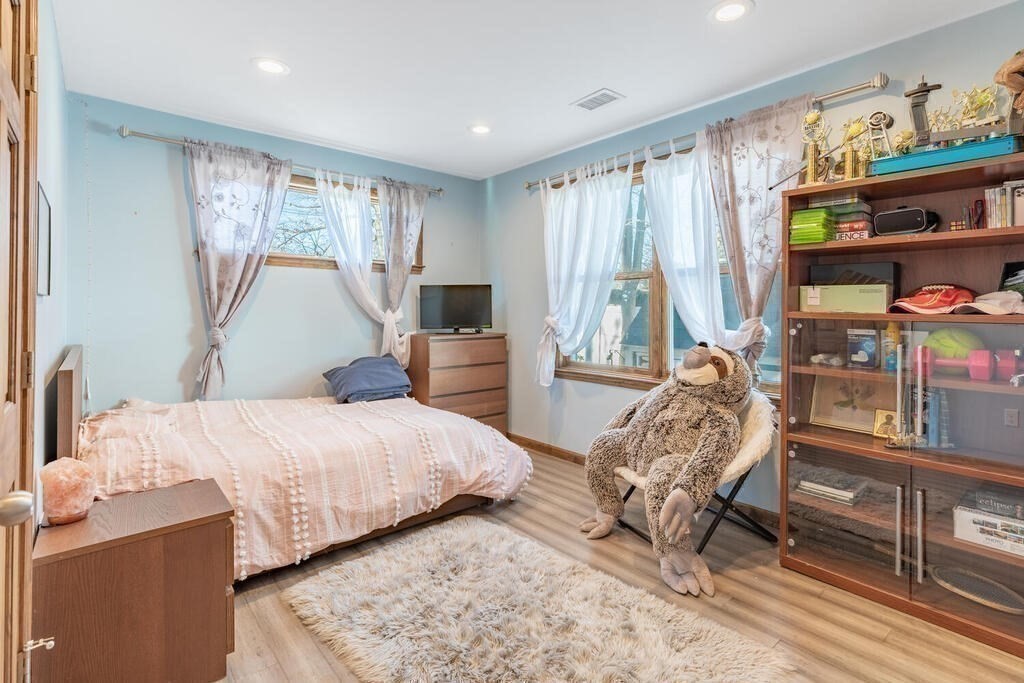 709 Hammond St, Chestnut Hill