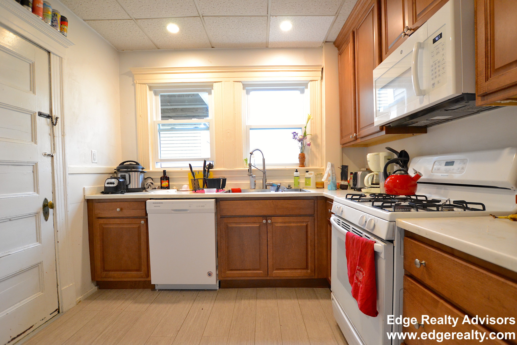 3 bed, 1 bath apartment for rent at 69 Oak Square Ave Unit 1, Brighton — photo 1 of 8